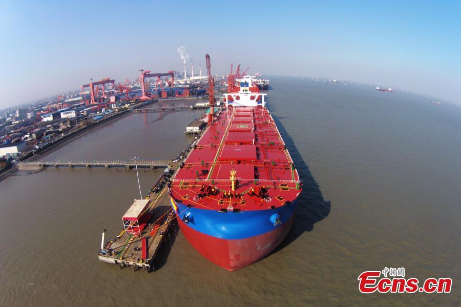 Shanghai shipbuilder delivers 400,000-ton mega ore carrier(1/4)
