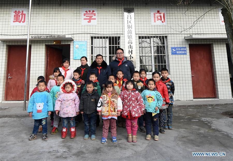 Rural teacher teaches students in remote area for 40 years(1/11)