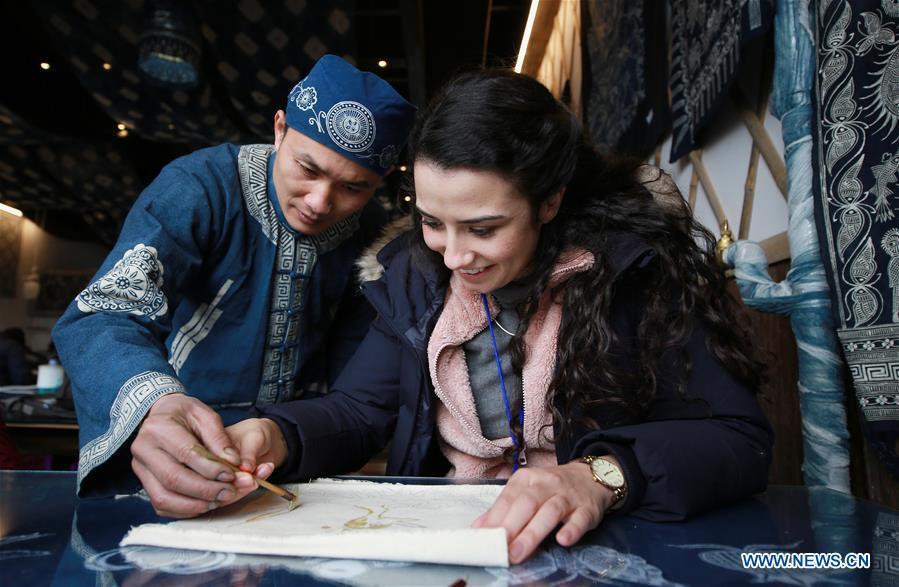 Overseas students experience Chinese intangible cultural heritages in Guizhou(1/5)