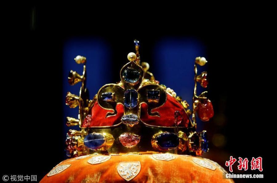 Bohemian Crown Jewels in rare show in Prague(1/4)