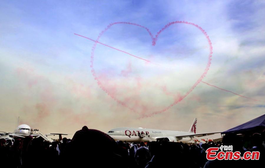 Stunt flying at Kuwait aviation show (1/3)