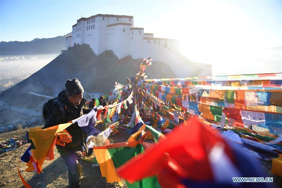 New prayer flags seen in China's Tibet to celebrate Tibetan New Year(1/8)