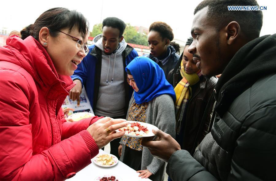 Foreign students get taste of Laba Festival in Jiangsu(1/4)