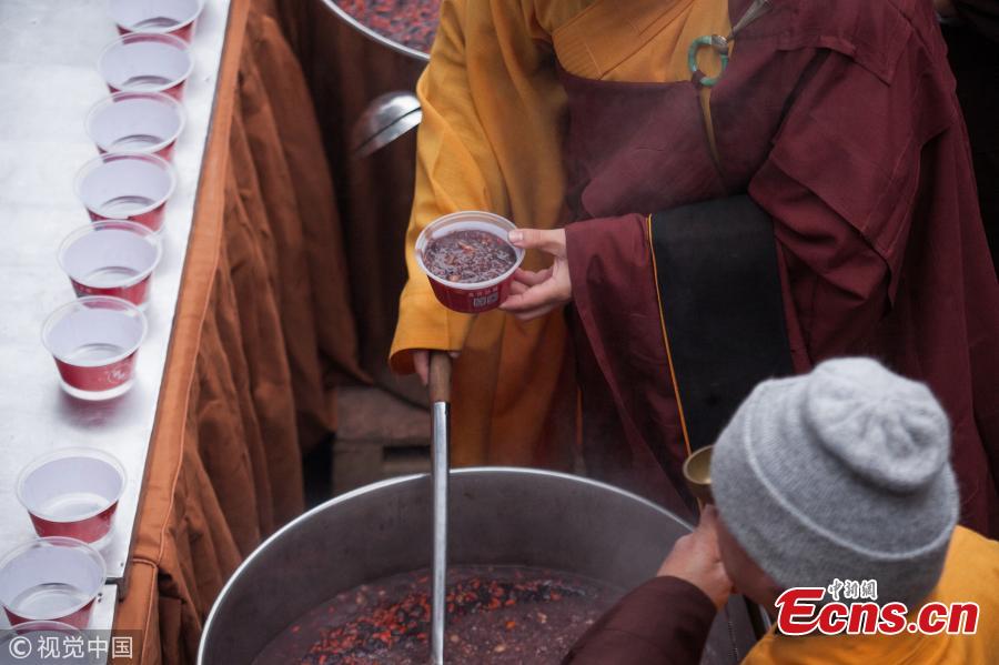 Porridge line: Chinese enjoy Laba festival (1/8)