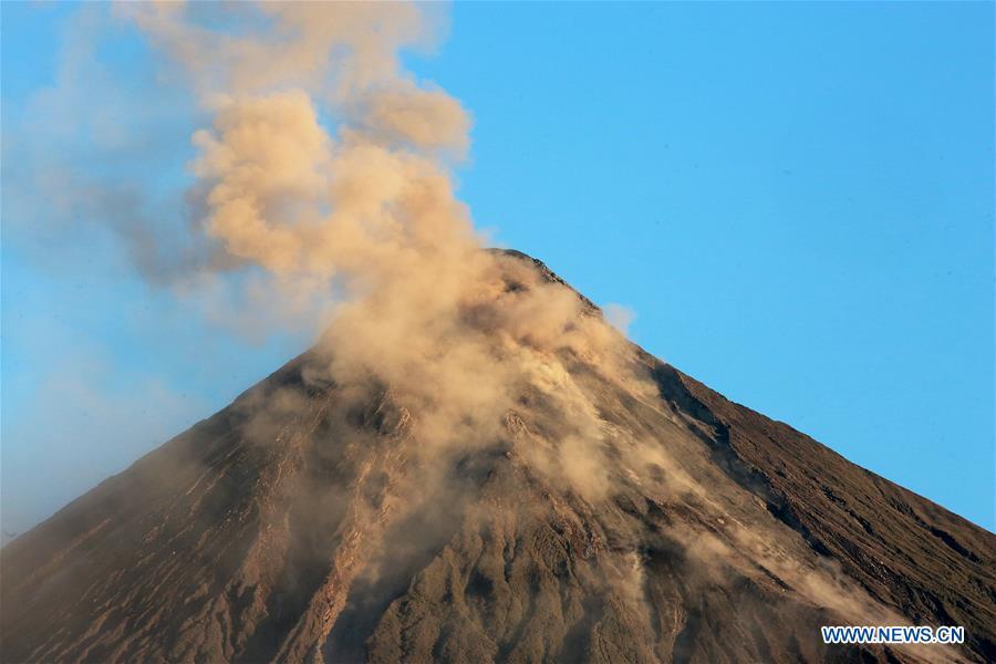 Hazardous eruption of Mayon volcano imminent(1/10)