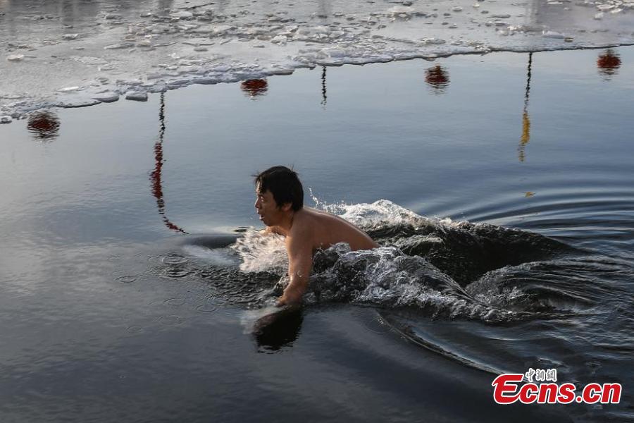 Winter swimmer undaunted by Beijing’s cold snap(1/4)