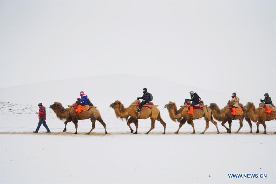 Snow scenery in Dunhuang, northwest China's Gansu(1/3)