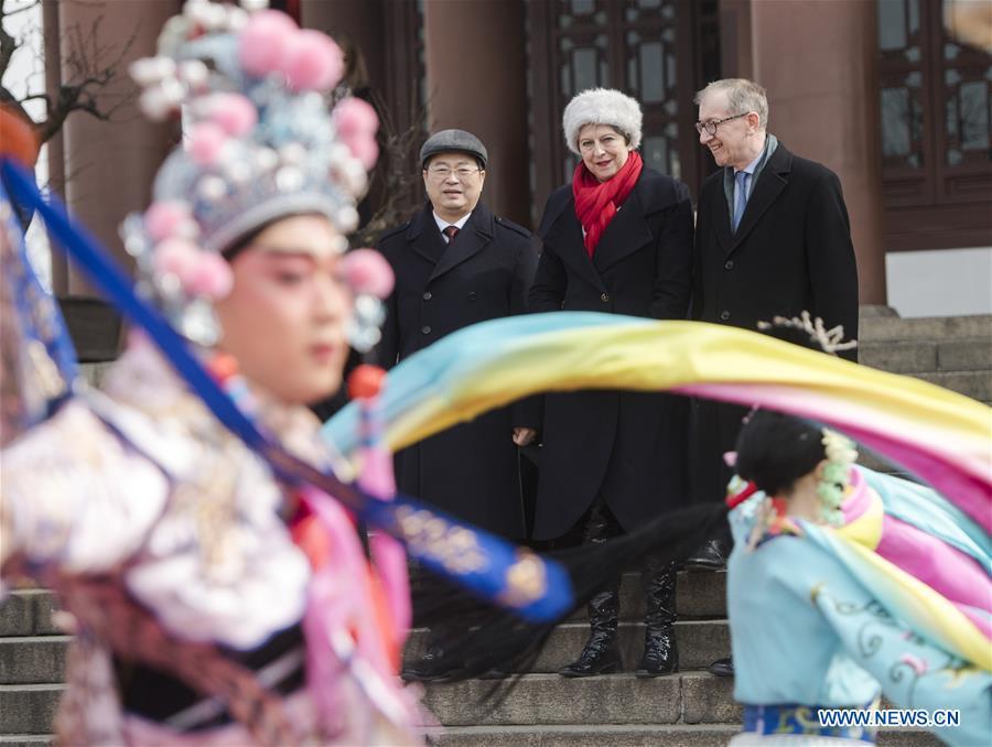 May watches Peking Opera performance in Wuhan's Yellow Crane Tower(1/3)