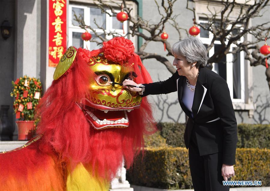 May attends cultural reception accompanied by British ambassador in Beijing(1/5)