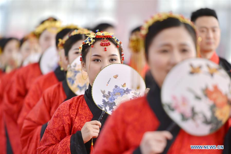 Traditional Han-style wedding held in N China's Hebei(1/5)