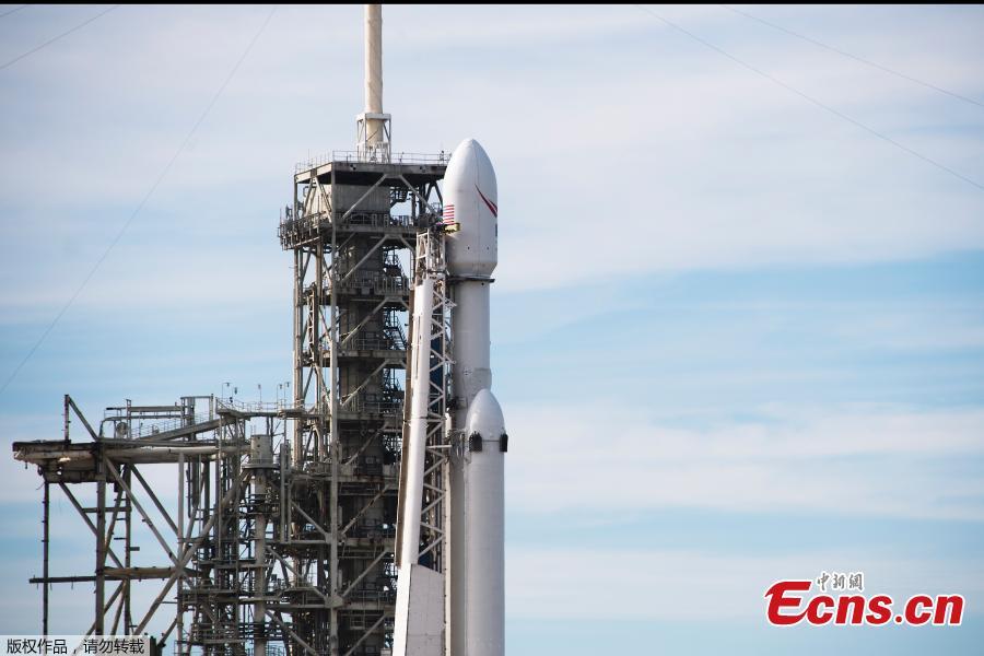 SpaceX set to launch massive Falcon Heavy rocket (1/3)