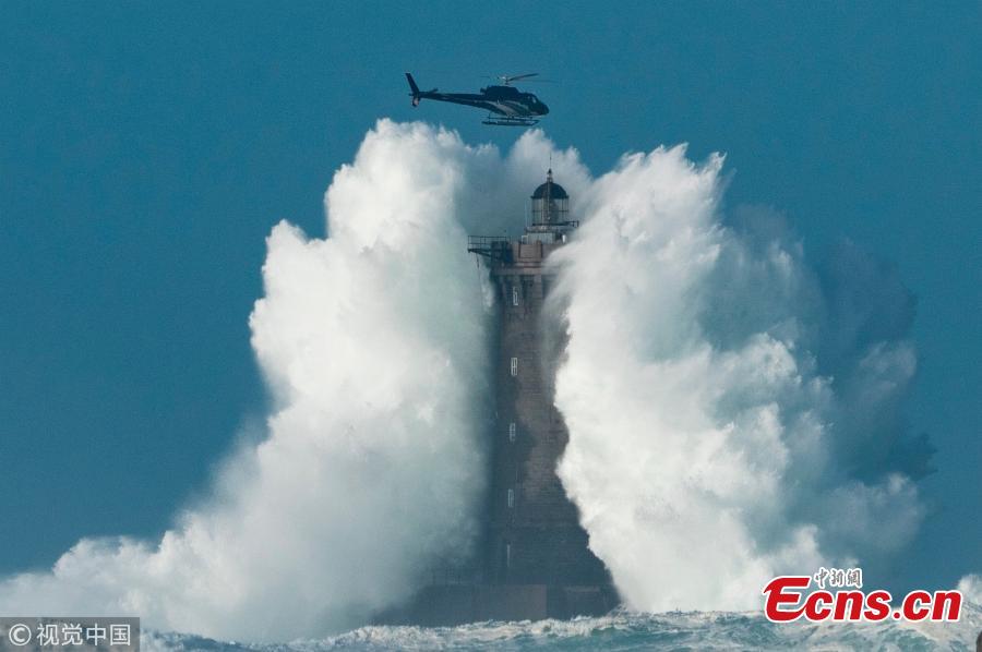 Incredible scene of helicopter flying close to a monster wave (1/3)