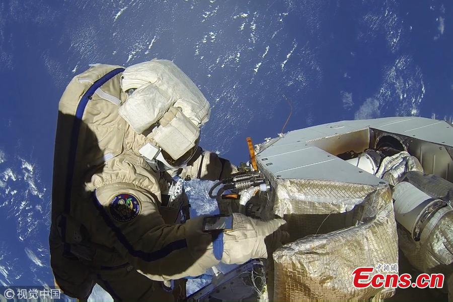 Russian cosmonauts break record for the longest space walk(1/3)