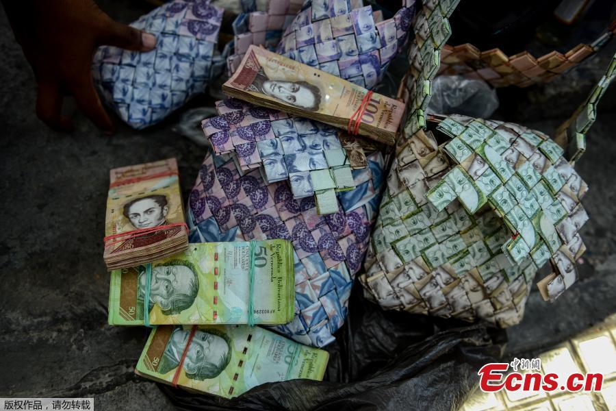 Man makes crafts with devalued Bolivar banknotes(1/5)