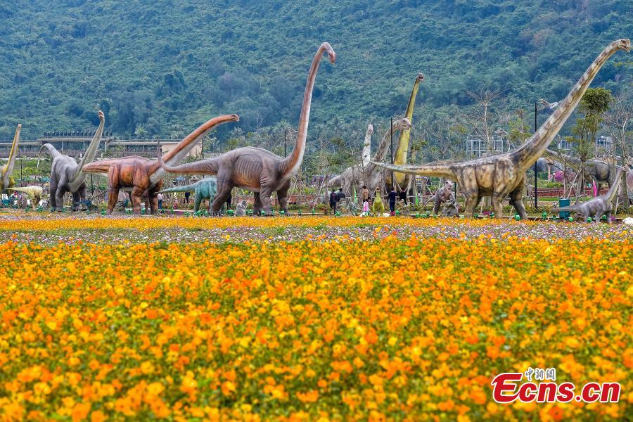 Park with 323 life-size dinosaur models(1/7)