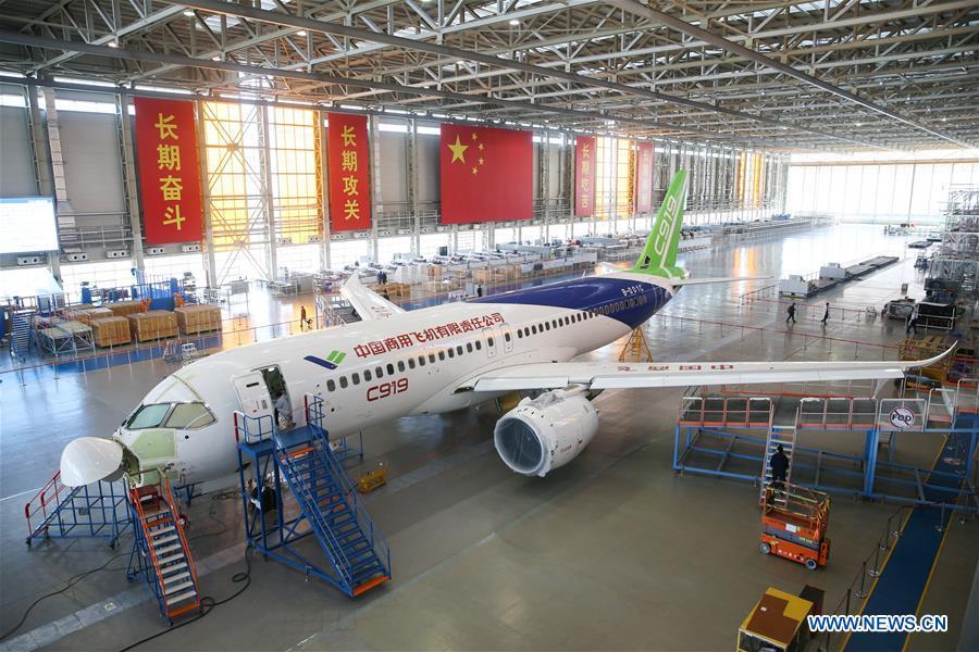 Staff members work on China's large passenger aircraft C919 in Shanghai(1/5)