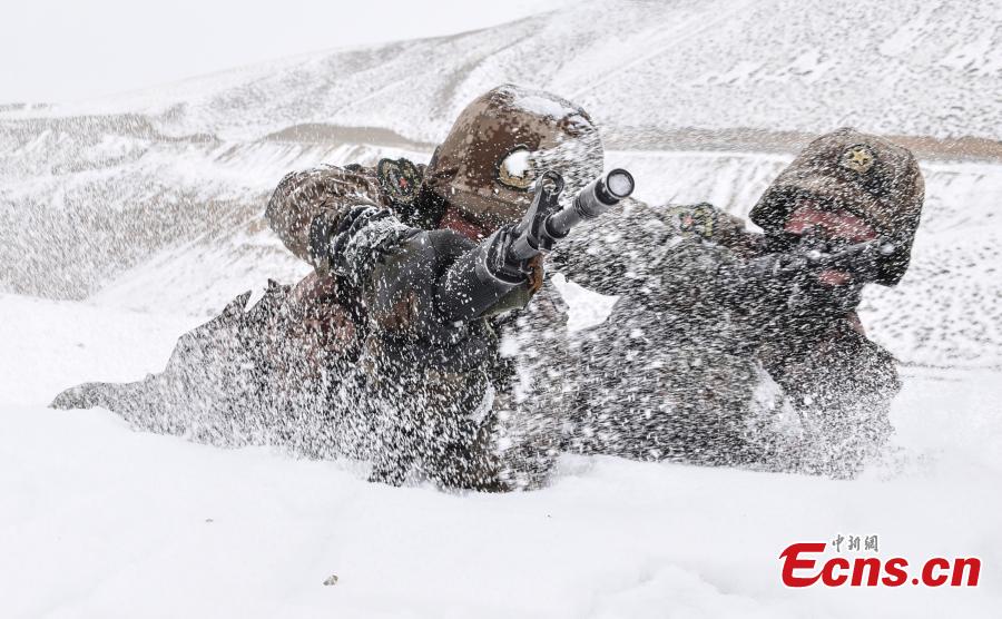 Border soldiers train in extreme weather(1/4)