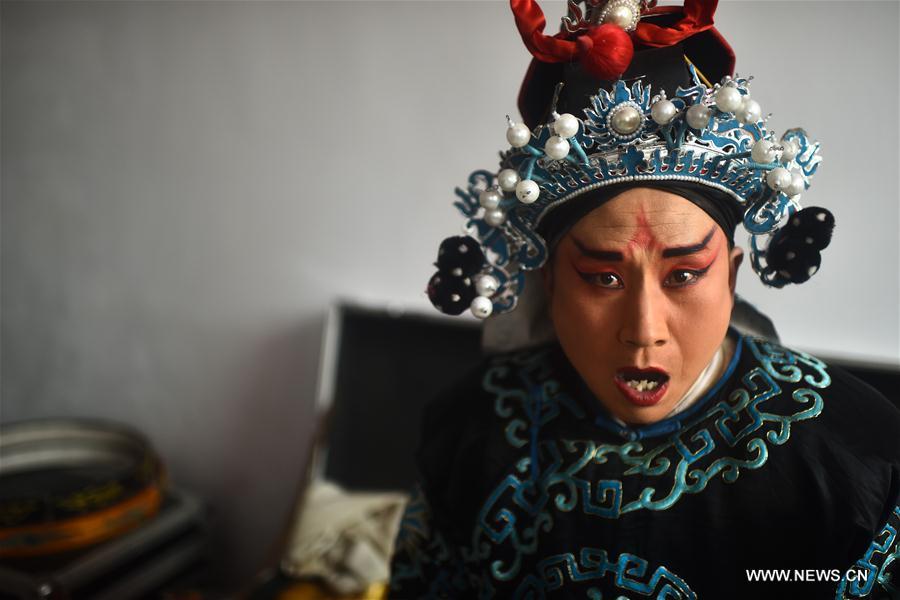 Folk artists perform Qinqiang Opera for villagers in NW China (1/5)