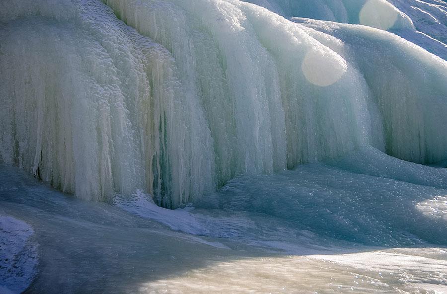 Frozen waterfall at Darbin Lake National Forest Part attracts tourists(1/6)