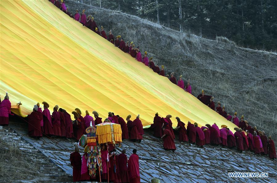Labrang Monastery holds annual display of Buddha thangka(1/6)