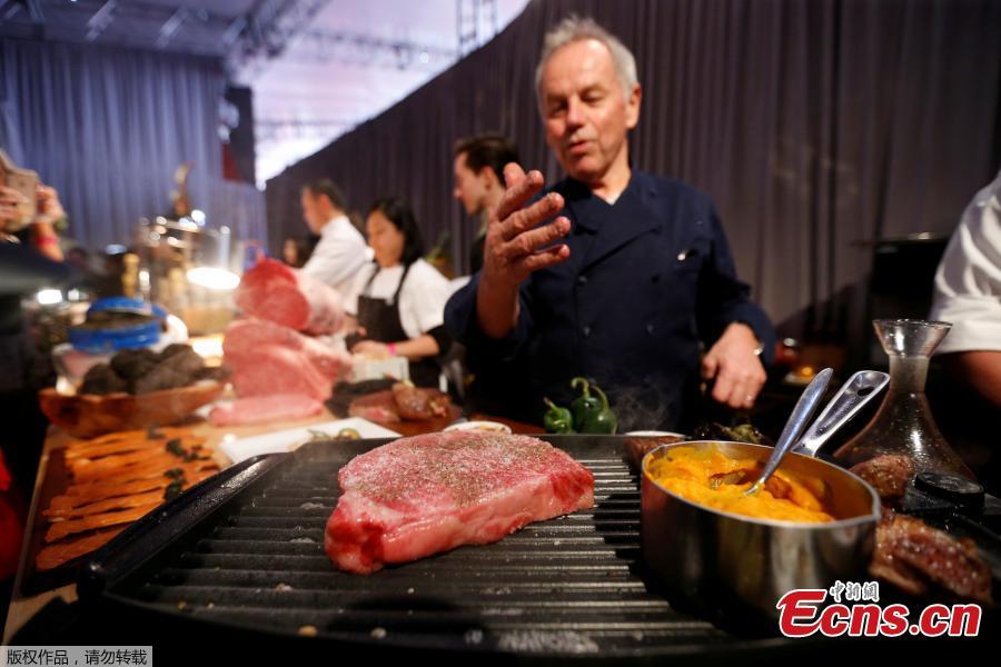 Chef Wolfgang Puck readies caviar, gold dust for Oscars feast(1/5)