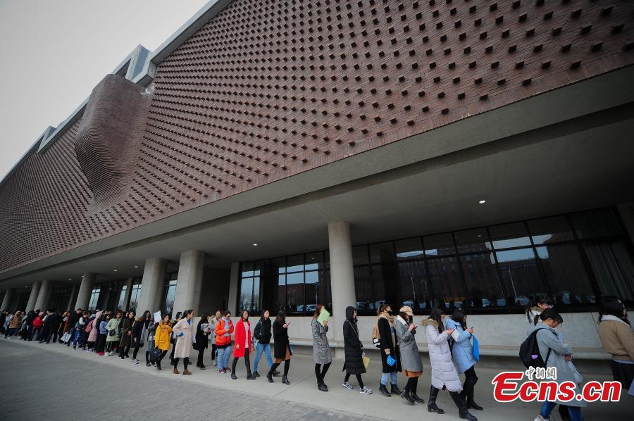 A job fair targeting female students studying in universities in Tianjin is held on March 7, 2018. More than 200 companies, from state-owned enterprises to startups, were in attendance with more than 2,600 posts on offer, attracting some 6,000 students from the city\'s 20 schools. (Photo: China News Service/Tong Yu)