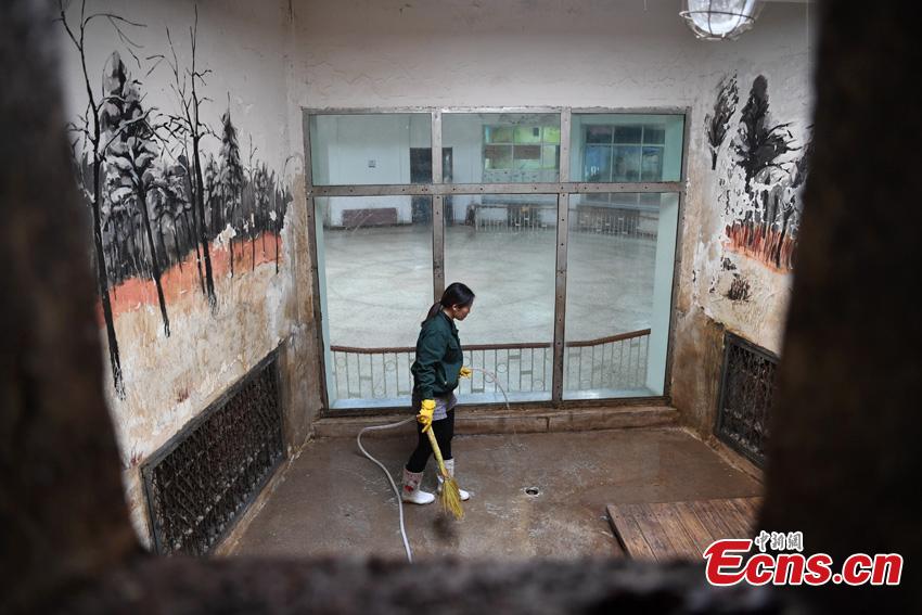 Li Yimeng works at the Changchun Zoo and Botanical Garden in Changchun City, the capital of Northeast China\'s Jilin Province. The 27-year-old postgraduate student in veterinary science at Jilin University is responsible for looking after seven tigers and one lion, task that including preparing food and cleaning their dens. (Photo: China News Service/Zhang Yao)