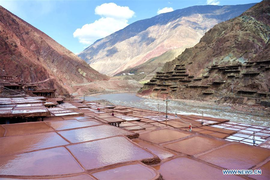 Farmers harvest salt in Mangkam County of Qamdo, Tibet(1/6)