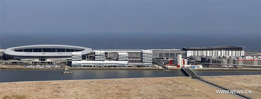 
Photo taken on March 9, 2018 shows the Macao border zone building on the artificial island of the Hong Kong-Zhuhai-Macao Bridge, south China. The Macao border zone of the world\'s longest sea bridge connecting Hong Kong, Zhuhai and Macao was officially handed over to Macao on Thursday, Macao\'s Government Spokesperson\'s Office said in a statement. (Xinhua)