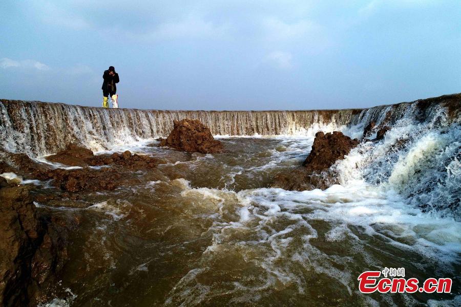 Rain creates waterfall in Poyang Lake(1/3)