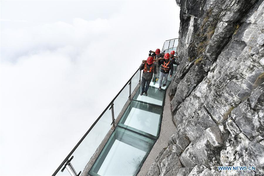 Workers replace glass pavement at Tianmenshan scenic area in Hunan(1/5)