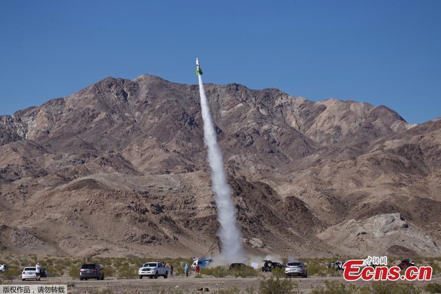 61-year-old man launches himself in homemade rocket(1/5)