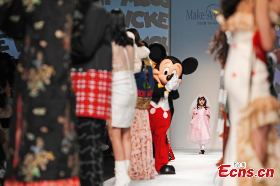 Mickey Mouse joins girl with leukemia in Shanghai fashion show (1/6)