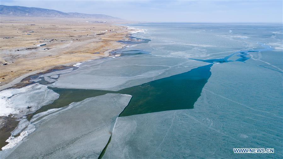 China's largest lake starts to thaw(1/8)