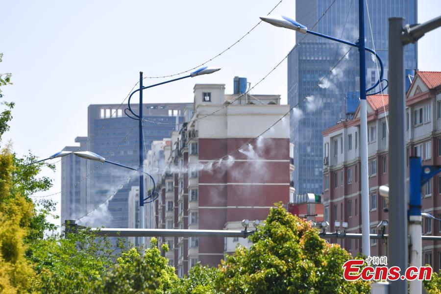 Water pipe hung on street lights to reduce air dust(1/4)