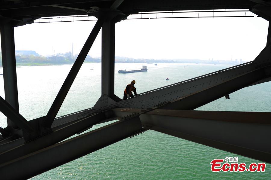 Workers risk life to ensure safety of Yangtze River bridge(1/8)