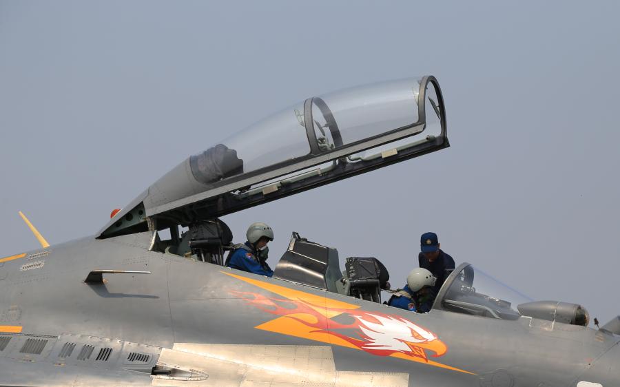 Su-30 fighter jets prepare for combat sortie(1/4)