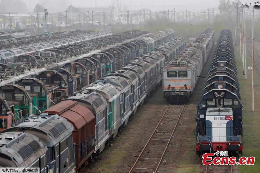 Spectacular 'train cemetery' in France (1/6)
