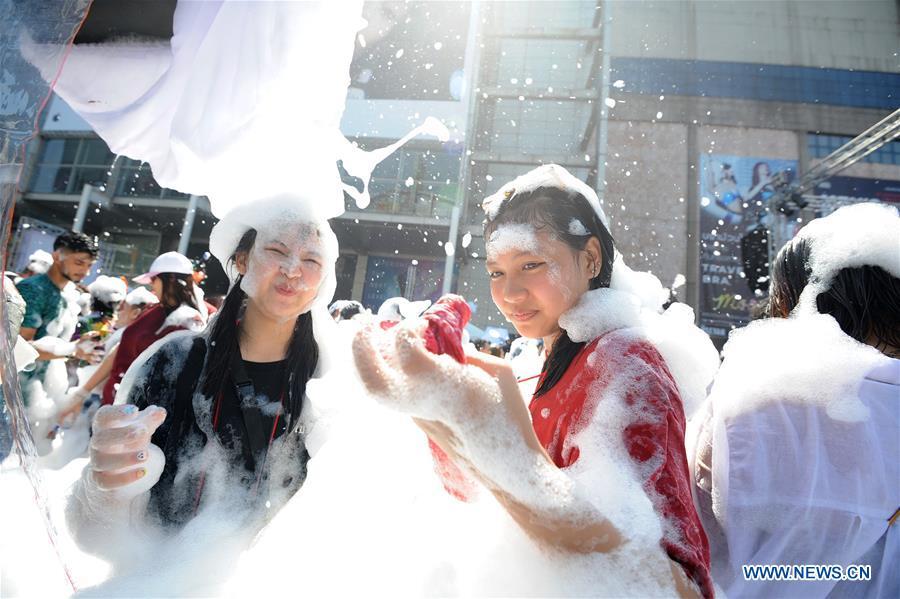 People celebrate Songkran Festival in Thailand(1/4)