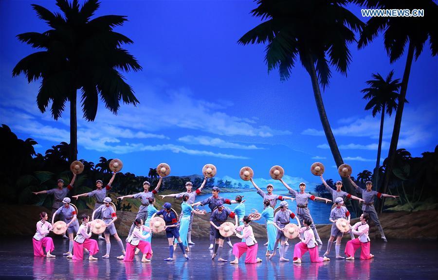 DPRK top leader watches ballet performed by Chinese artists(1/3)