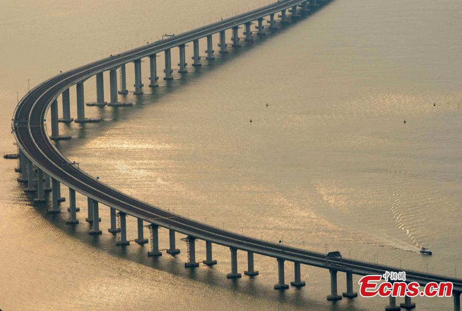 Longest sea bridge links Hong Kong, Zhuhai and Macao (1/3)