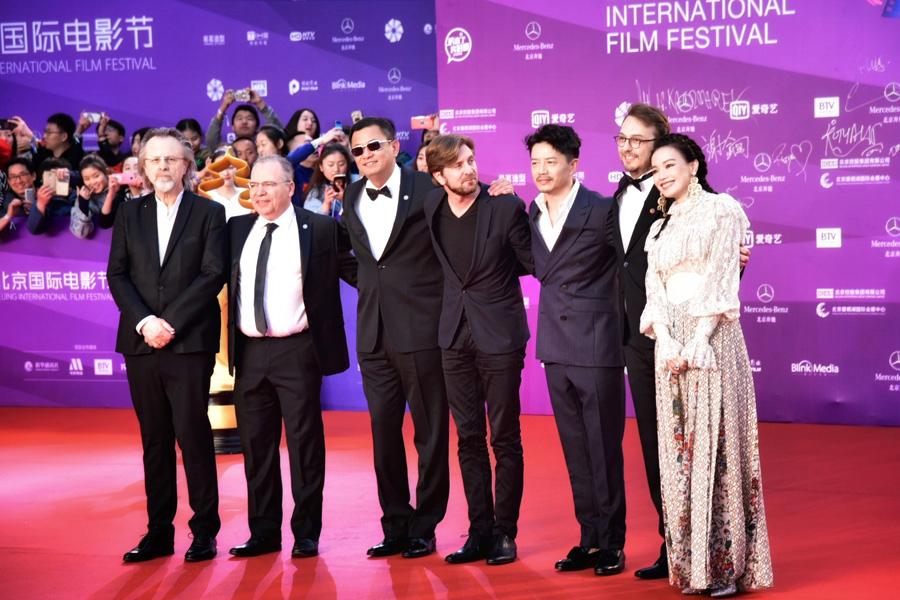 Stars dazzle 2018 Beijing Film Festival closing ceremony(1/9)