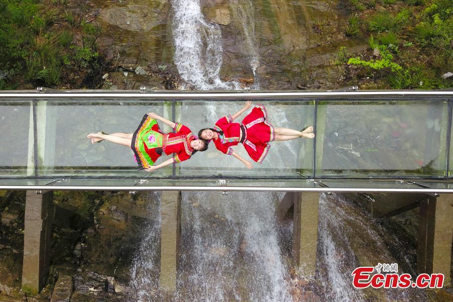 Glass walkway through waterfall opens in Hunan(1/4)