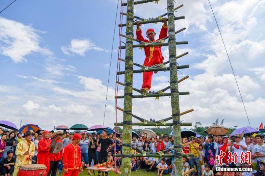 Barefooted blade climbers on hand to kick off ancient Chinese festival(1/4)