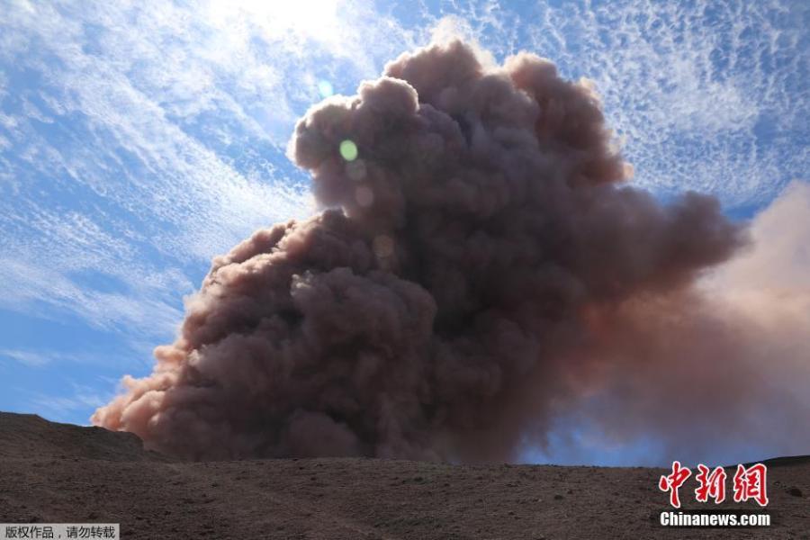Strong quake hits Hawaii's Leilani Estates amid volcanic activity(1/3)
