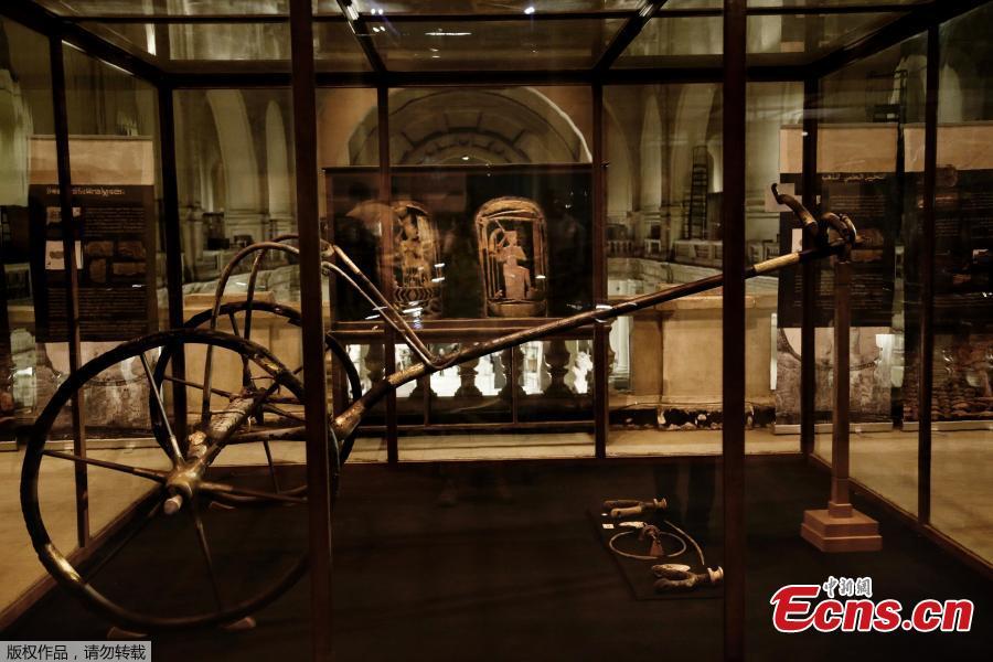 Egypt moves last chariot of King Tut to new museum (1/4)