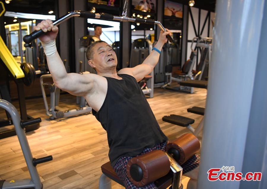 Cancer survivor, 70, role model at gym (1/5)