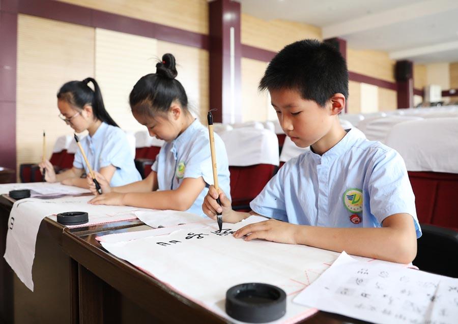 Chongqing school teaches ancient oracle-bone inscriptions(1/3)