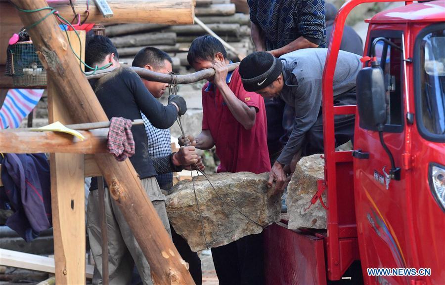 Villagers build wooden Diaojiaolou houses in S China's Guangxi(1/18)