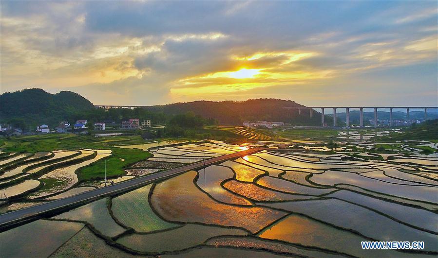 Sunset strikes terraced fields in C China's Hunan(1/1)